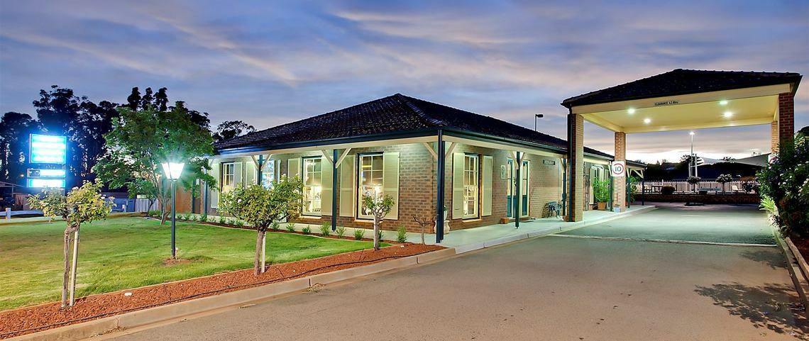 Bushman'S Motor Inn Паркс Екстериор снимка